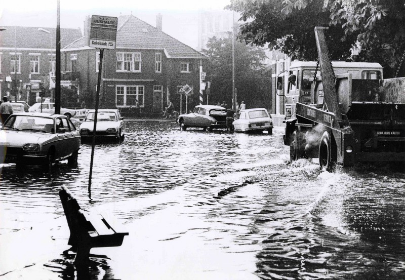 Oldenzaalsestraat 105 Hoek Molenstraat, straat staat blank na regenbui juni 1976.jpg