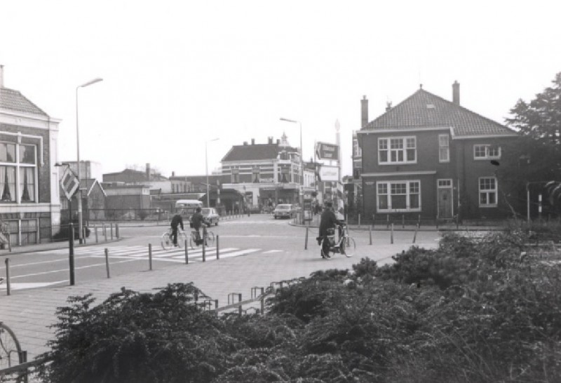 Oldenzaalsestraat 105 Kruispunt Molenstraat Oosterstraat richting centrum 1972.jpg