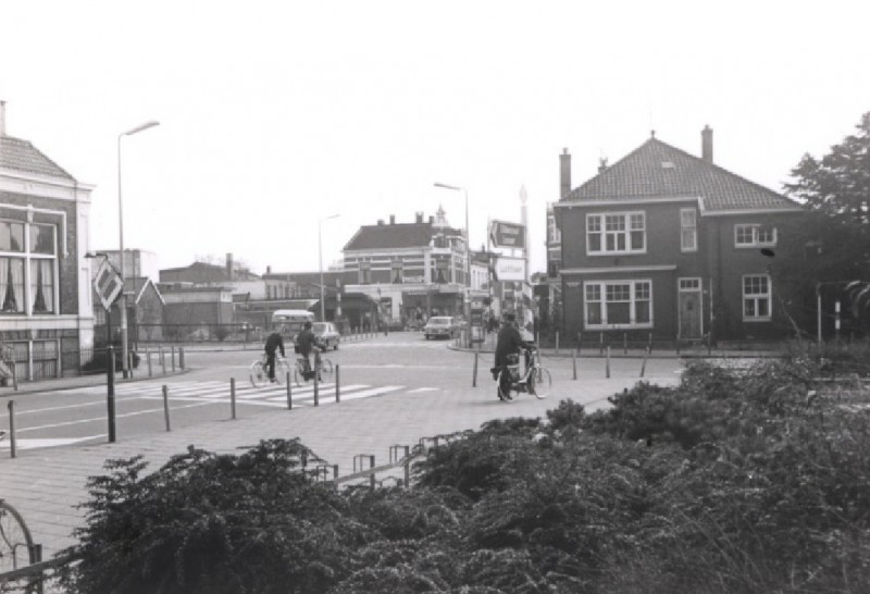 Oldenzaalsestraat 105 Kruispunt Molenstraat Oosterstraat richting centrum 1972.jpg