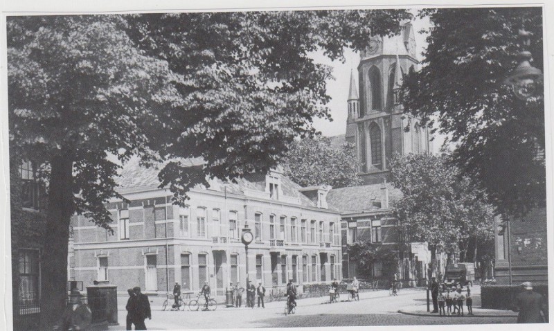 Oldenzaalsestraat 107-113 hoek Molenstraat Jozefkerk met pastorie nr. 113.jpg