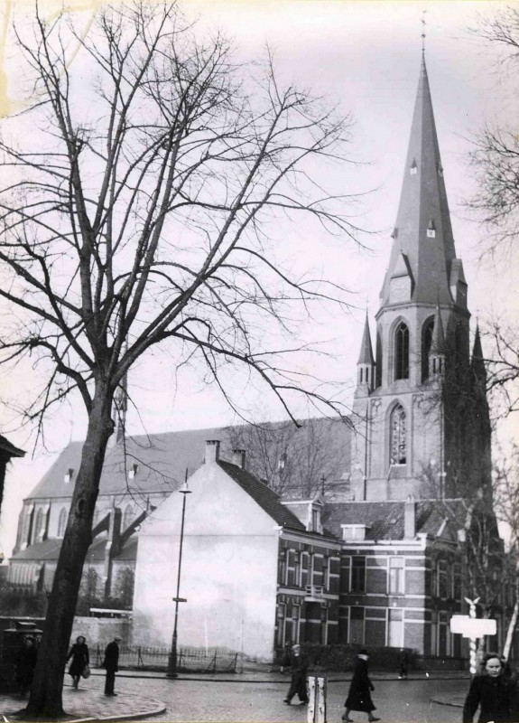 Oldenzaalsestraat 111-113  Kruising Oldenzaalsestraat - Oosterstraat - Molenstraat met St. Jozefkerk met pastorie 1950..jpg