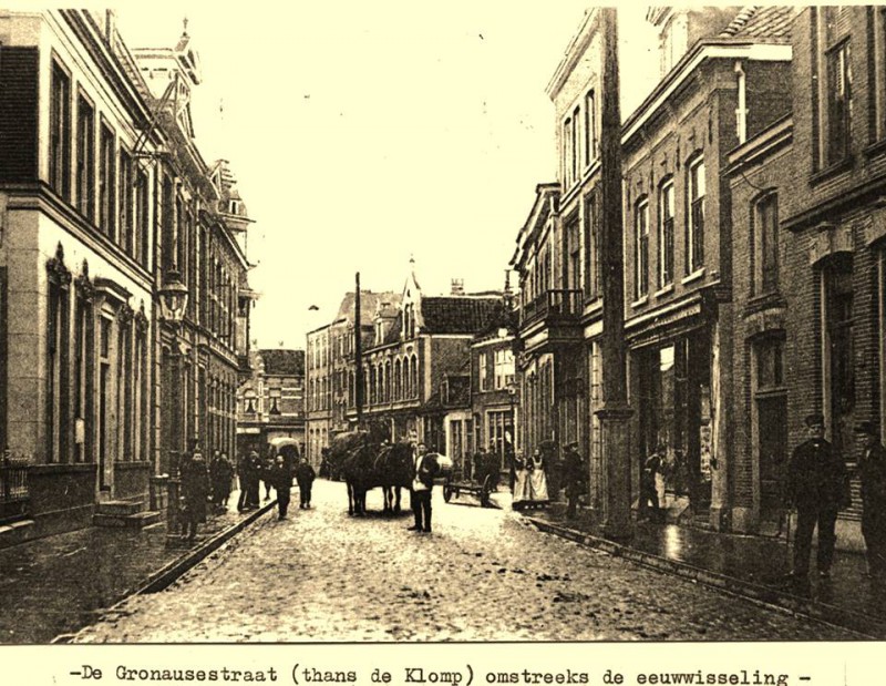 Gronausestraat 8 links bij kruispunt De Klomp ca 1900.jpg