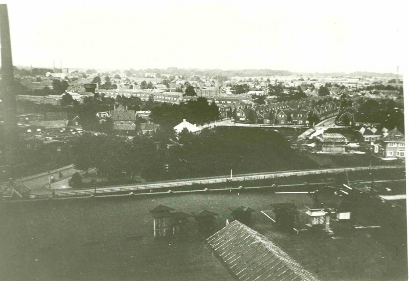 Wooldriksweg hoek Haaksbergerstraat 97 Textielfabriek Serphos, met op de voorgrond de spoorlijn Boekelo - Duitsland 1920.jpg