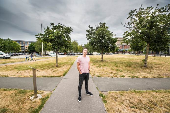 Cum laude afstuderen op parkeerplaats Enschede Rik Meijer deed he.jpg