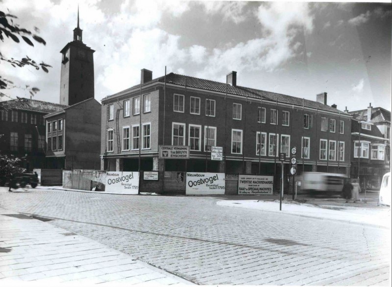 Langestraat hoek Haverstraat met nieuwbouw panden Oostvogel herenmode. april 1949.jpg