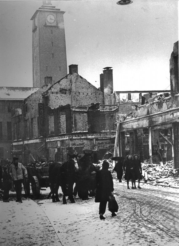 Langestraat 24 hoek Haverstraat na bombardement 22-2-1944 achtergrond  Stadhuis.jpg