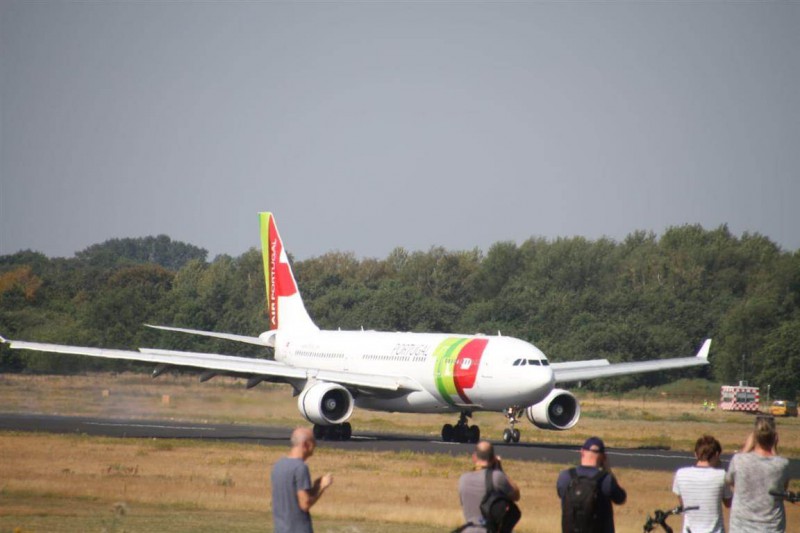 Minder spotters bij landing Airbus A330 op Twente Airport.jpeg