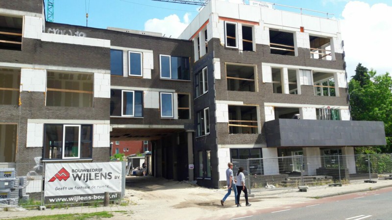 Het voormalige Arke kantoor aan de Deurningerstraat wordt verbouwd tot een wooncomplex..jpg