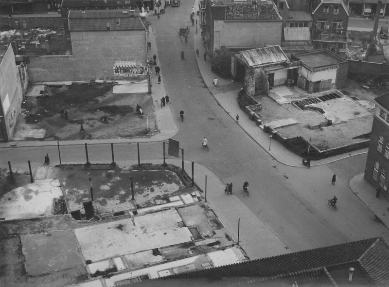 Langestraat Hoek Haverstraat. Gebombardeerde panden van Paping, Oostvogel, Elzinga en Blijdensteinhuis (rechts)..jpg