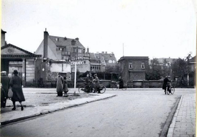 Langestraat hoek Haverstraat na bombardement van Blijdensteinhuis..jpg