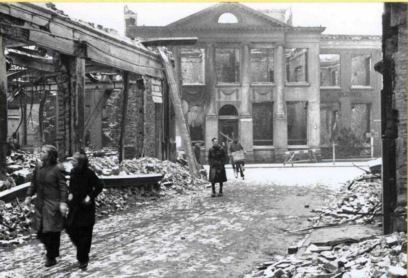 Haverstraat Richting Langestraat met Blijdensteinhuis, na bombardement 22.2.1944.jpg