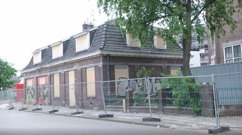 De kans bestaat dat de oude conciërgewoning bij de Ambachtsschool niet wordt gesloopt..jpg