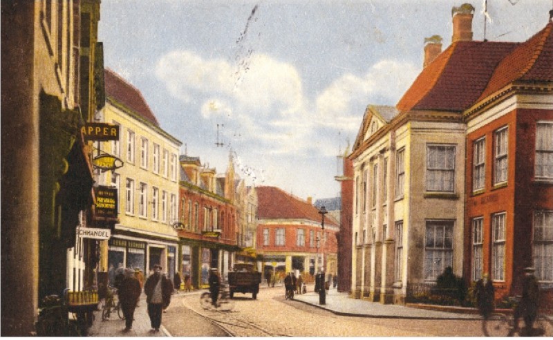 Langestraat 9 rechts villa Blijdenstein de Openbare Leeszaal en Bibliotheek links de schoenenzaak Presburg en kapper Postma  1927.jpg