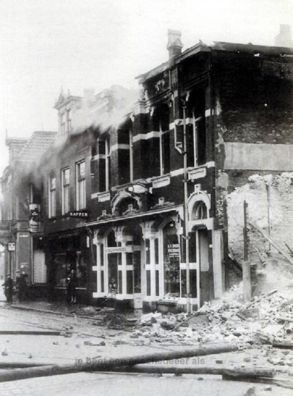 Langestraat 20 resten van de IJmuider Vischhandel, rechts was Presburg, dat door de hitte en de vlammen tenonder ging 1929.jpg