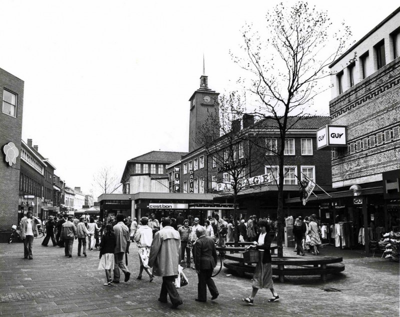 Langestraat 20 Stadserf t.h.v. Haverstraatpassage richting van Loenshof. kiosken Wimpy Paping 1981.jpg