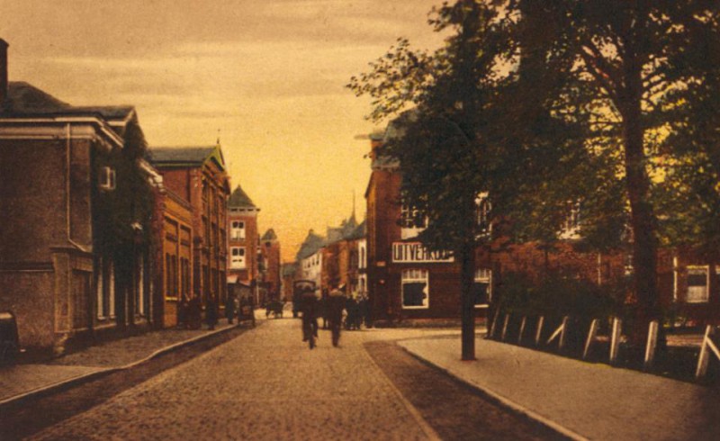 Haaksbergerstraat 56 links smederij H. Sligt ter hoogte van de Zuidmolenstraat 1900.jpg