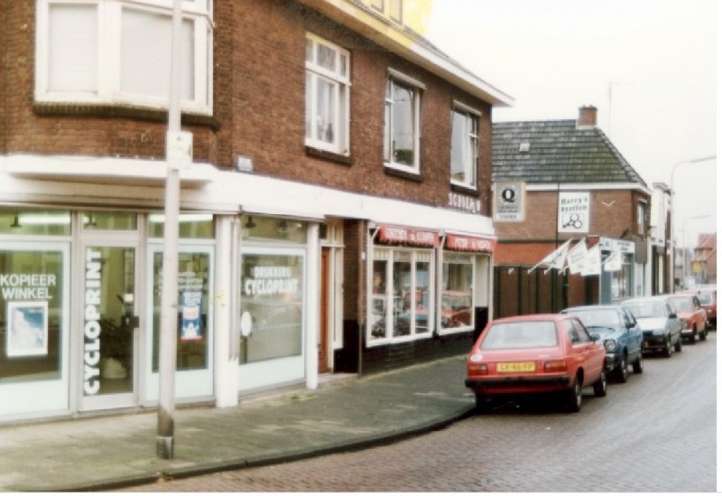 Zwedeweg woningen en winkels. O.a. Cycloprint, schoenenwinkel Peter v.d. .... en Harry's Stoffenhal.jpg