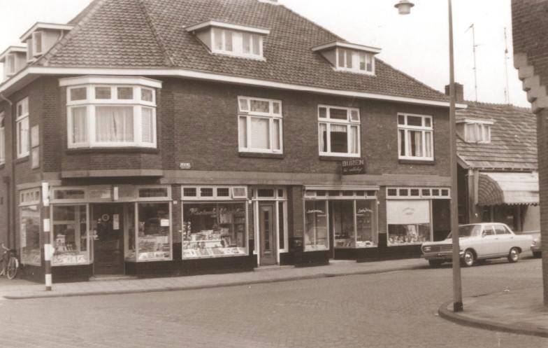 Zwedeweg  Hopp Boekhandel, Zuidema erboven, Horlogerie Katuin Jagtenberg, Peter v.d. Hooven schoenmaker, verderop Kapper Meijer,Slager Willink,Drogisterij Voogd.jpg