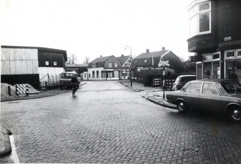 Zwedeweg Richting Houtstraat met spoorwegovergang en links houtzagerij Denneboom 1975.jpg