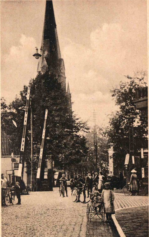 Oldenzaalsestraat 104 rechts  Ter hoogte van de Lage Bothofstraat met St. Jozefkerk en spoorwegovergang. 1904.jpg