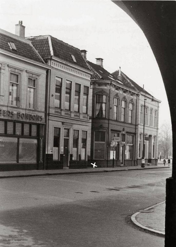 Langestraat 33-35 de 2 panden rechts van de Knijphoeksteeg moesten worden gesloopt voor de aanleg van Raadhuisstraat.jpg