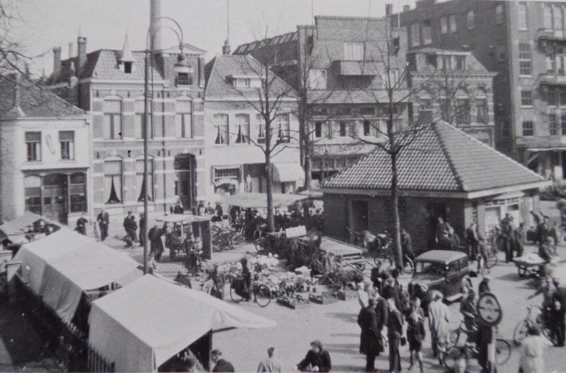 Markt 10-15 met Marktleven en openbaar toilet Concordia.jpg