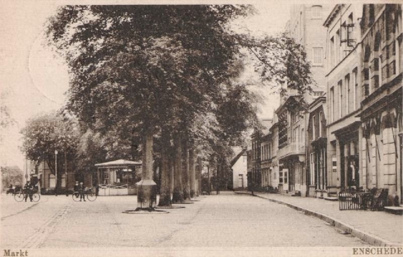 Markt 10-15 Concordia gezien vanaf de hoek met de Menistenstraat. Op de Markt staat een klein muziektentje 1924.jpg