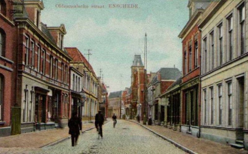 Oldenzaalsestraat nu De Heurne met rechts torentje De Faam en tegenover links Ticheler.jpg