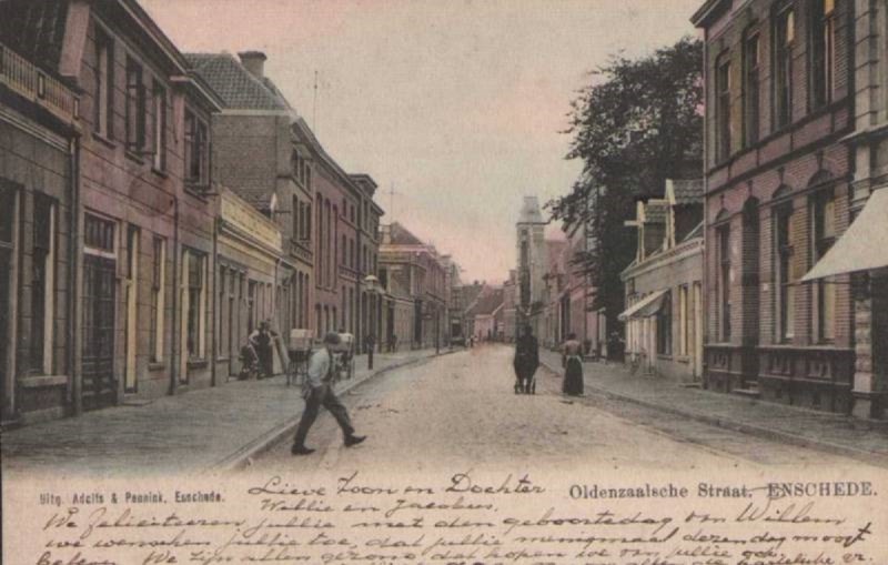 Oldenzaalsestraat rechts De Faam en tegenover links Ticheler  1900.jpg