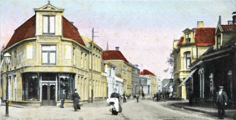 Oldenzaalsestraat 23 Ter hoogte van de Noorderhagen, in noordelijke richting, met rechts de Wilhelminastraat met in het striekiezer de winkel van Tönies 1905.jpg