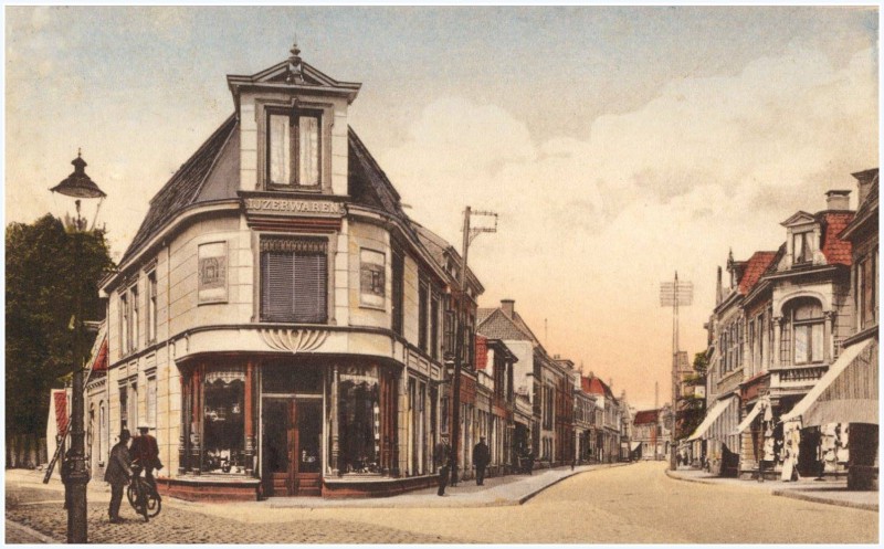 Oldenzaalsestraat 23 T.h.v. uitmonding Noorderhagen in noordelijke richting, met winkel Tönies en het Striekiezer 1904.jpg
