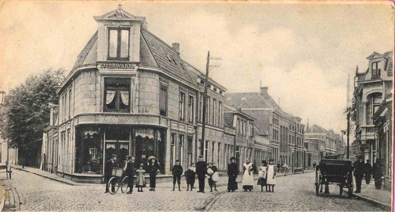 Oldenzaalsestraat 23 Ijzerwaren Tonies Ter hoogte van de Noorderhagen, in noordelijke richting, met rechts de Wilhelminastraat. 1903. striekiezer.jpg