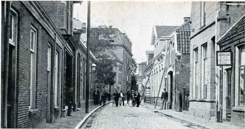 Zuiderhagen 13 rechts Gezien richting Marktstraat 1902.jpg