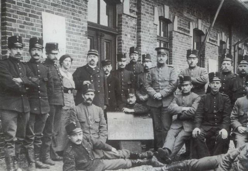 Arendsweg station Broekheurne 1e wereldoorlog regiment militairen gelegerd  samen met de stationchef, de douane en het personeel.jpg