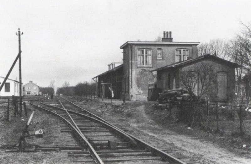 Arendsweg Voormalig stationsgebouw en loods Broekheurne in 1956 aan de spoorlijn Alstätte Ahaus.jpg