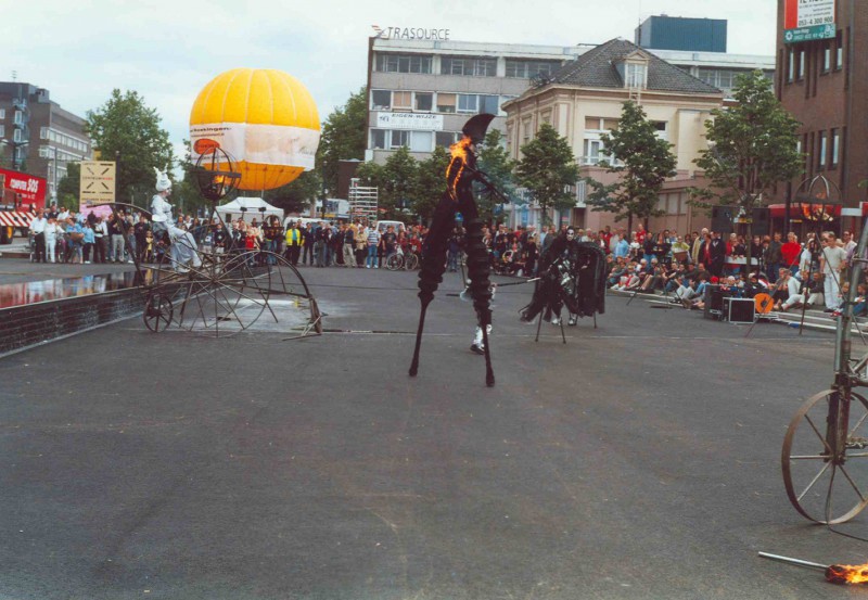 Stationsplein 9-6-2001 Festiviteiten t.g.v. de opening van het stadskantoor..jpg