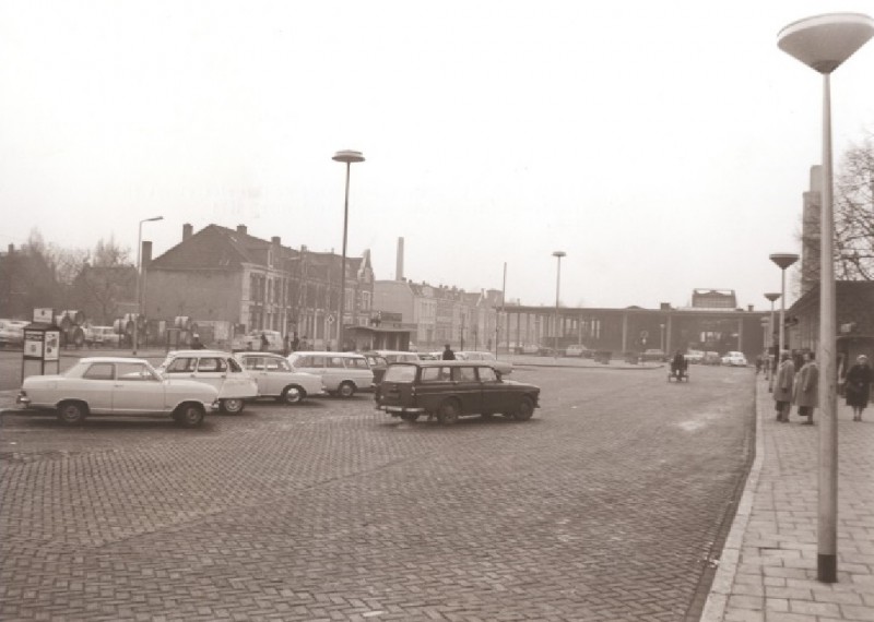 Stationsplein gezien vanaf de Hengelosestraat in westelijke richting, met statio N.S 1971.jpg