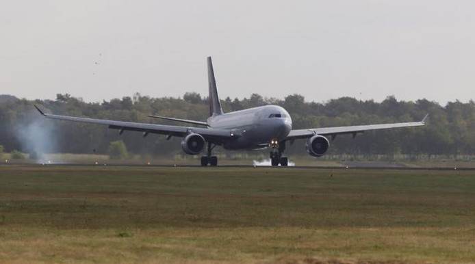 Airbus A330 landt op Twente Airport teller staat op elf.jpg