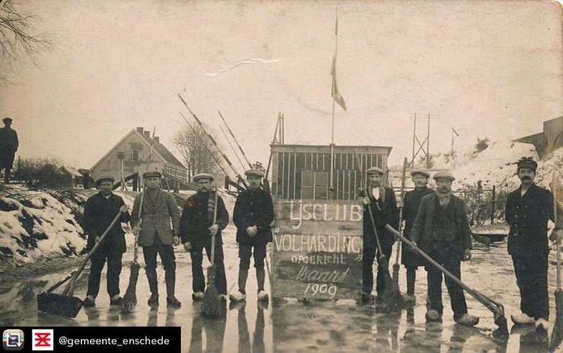 Bekkumerweg Baanvegers van IJsclub “Volharding” in 1924 . Rechts het 2e Viaduct later ook Twekkelertunnel en Bouwhuistunneltje genoemd. Nu ligt hier fietssnelweg F35..jpg