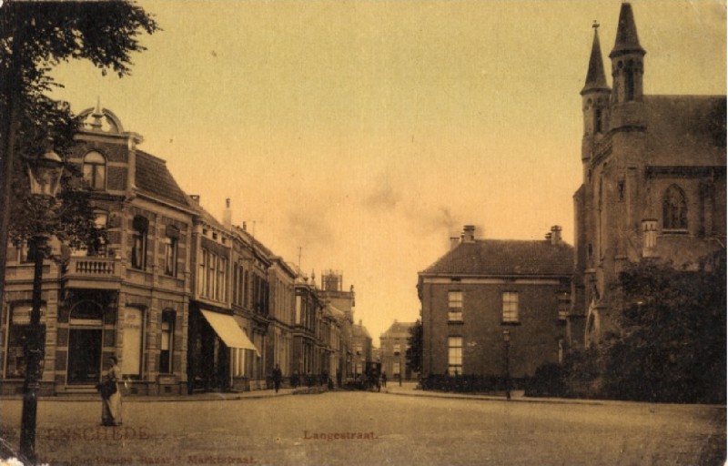 Langestraat 60-62 links Vanaf Markt richting stadhuis met rechts de oude R.K. Jacobuskerk..jpg