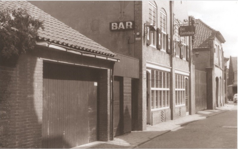 Walstraat 44-48 cafe het Koetshuis 1967.jpg