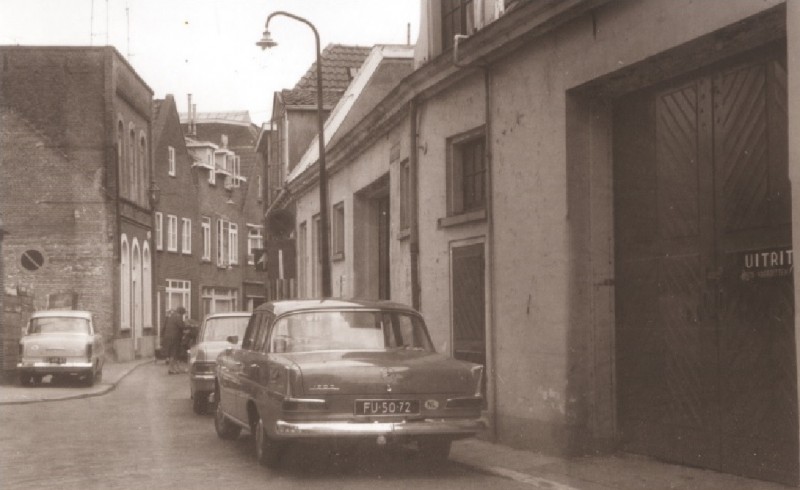 Stadsgravenstraat 34-38 Voorzijde panden, met links Joodse school 1967.jpg
