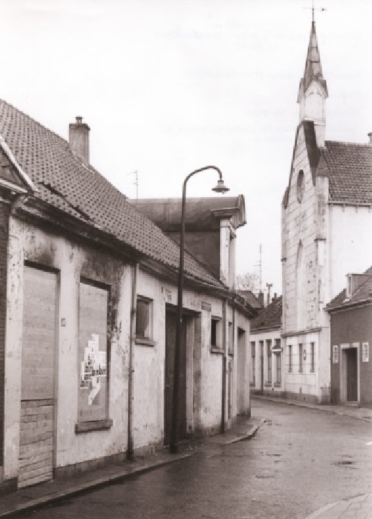 Stadsgravenstraat 36 Pand aan de zuidzijde van straat ter hoogte van de Van Lochemstraat, rechts de menistenkerk.jpg