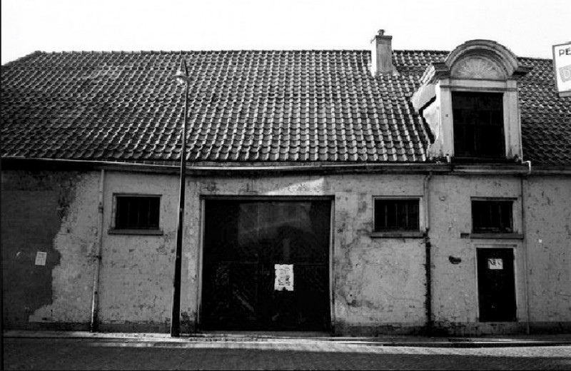 Stadsgravenstraat 36 T.h.v. van Lochemstraat voormalig koetshuis en later garage Van Heek.jpg