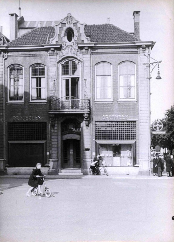 Haaksbergerstraat 2 nu Korte Haaksbergerstraat hoek Brammelerstraat juli 1943 Apotheek Baurichter.jpg