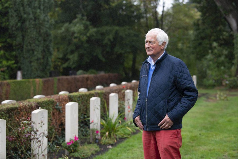 Acht graven in Enschede verbinden Twente met de Slag om Arnhem.jpg