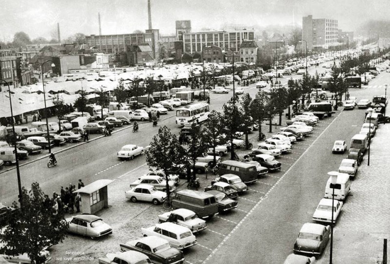 Boulevard 1945 met café Gevi aan de Kalenderstraat 59 hoek Willemstraat, later is daar de Klanderij gebouwd.jpg