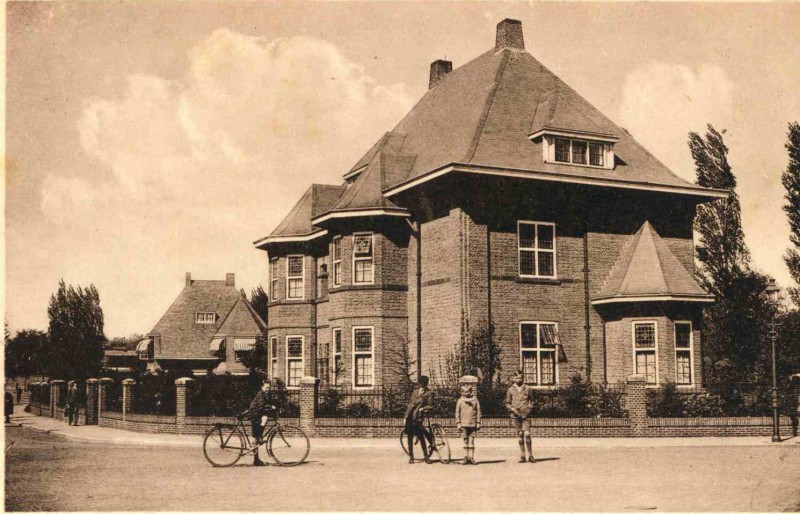 Rembrandtlaan 50  hoek Vondelstraat later Kortenaerstraat Pand  in 1944 gebombardeerd. foto 1925.jpg