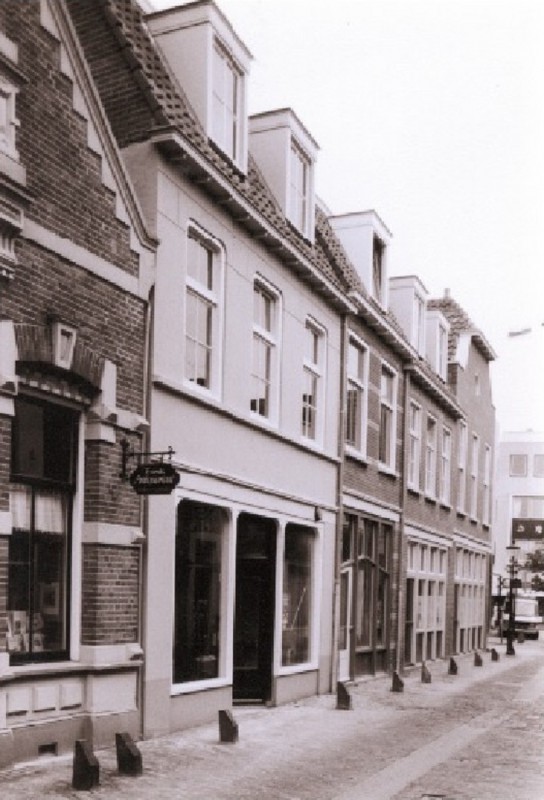 Walstraat 10 Zicht op aantal gevels met Twents antiquariaat 1985.jpg