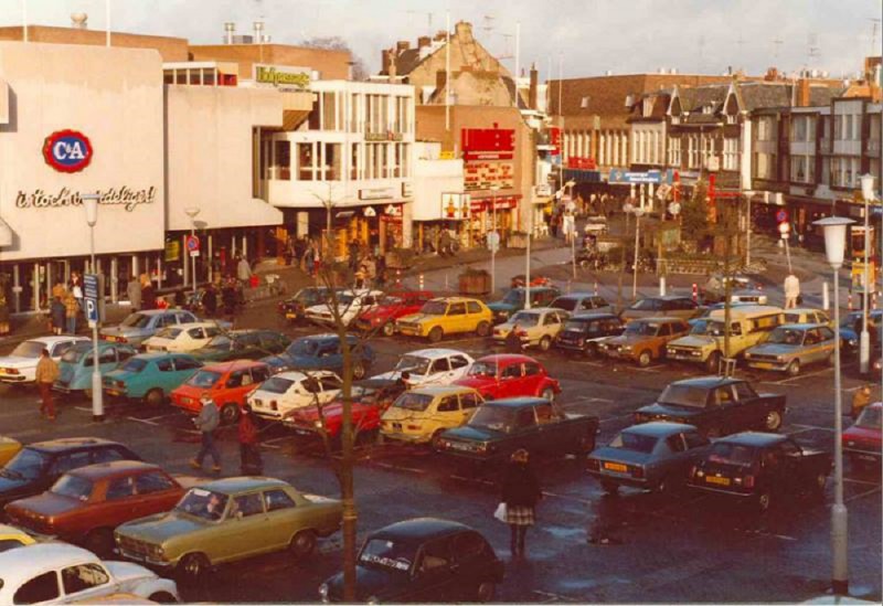 van Heekplein  C en A  geparkeerde auto's.jpg